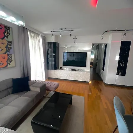 Luxe Flat With Private Garage,teracce 스플리트