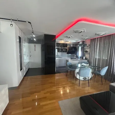Luxe Flat With Private Garage,teracce 스플리트