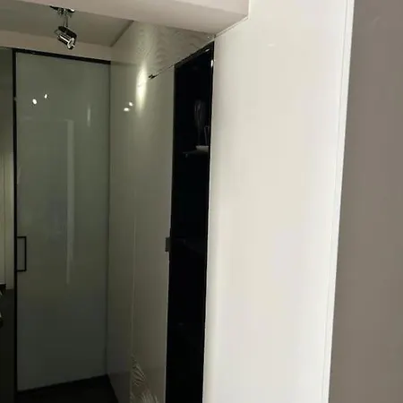 Luxe Flat With Private Garage,teracce