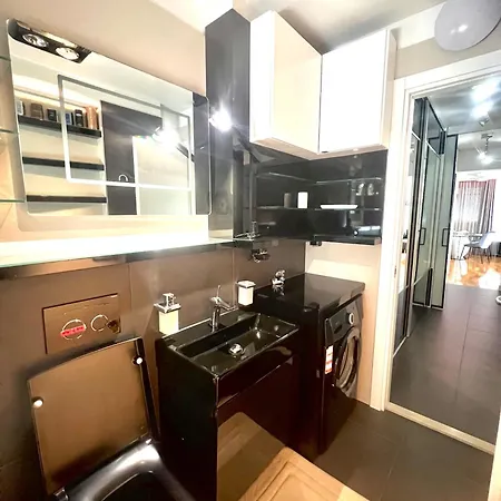 Luxe Flat With Private Garage,teracce 아파트 *