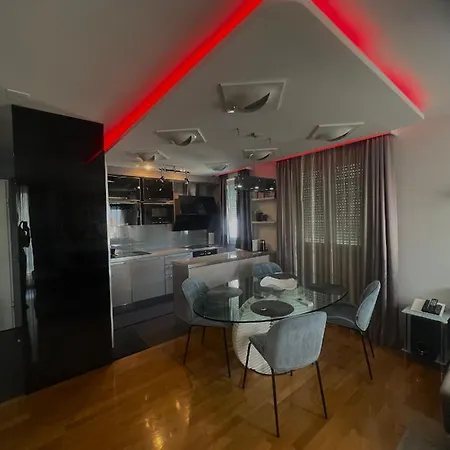 Luxe Flat With Private Garage,teracce