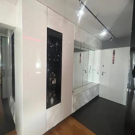 Luxe Flat With Private Garage,teracce