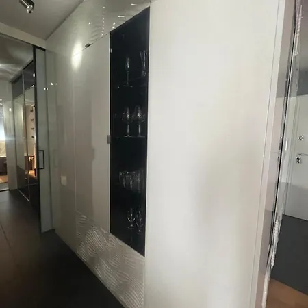 Luxe Flat With Private Garage,teracce 公寓 *