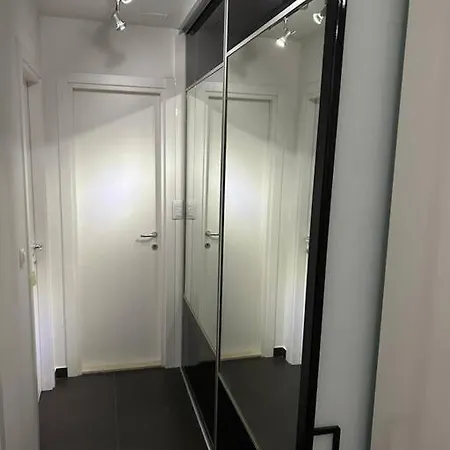 Luxe Flat With Private Garage,teracce 公寓 *