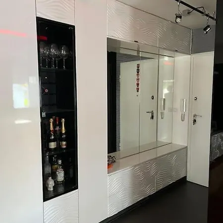 Luxe Flat With Private Garage,teracce 公寓 *