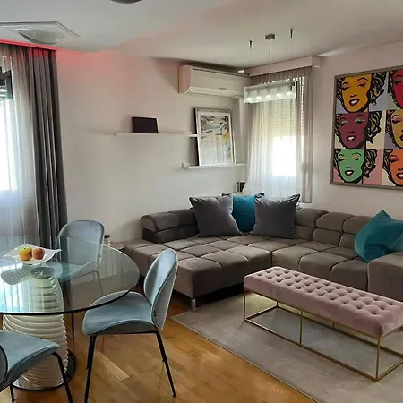 Luxe Flat With Private Garage,teracce 公寓 *