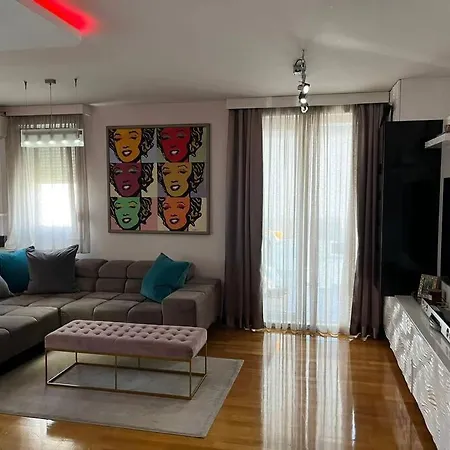Luxe Flat With Private Garage,teracce