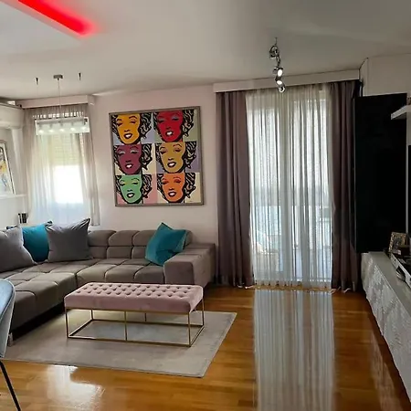 Luxe Flat With Private Garage,teracce 公寓