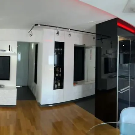 Luxe Flat With Private Garage,teracce 公寓 *