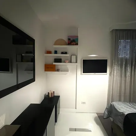 Luxe Flat With Private Garage,teracce 公寓