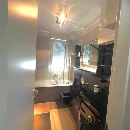 Luxe Flat With Private Garage,teracce 公寓 斯普利特